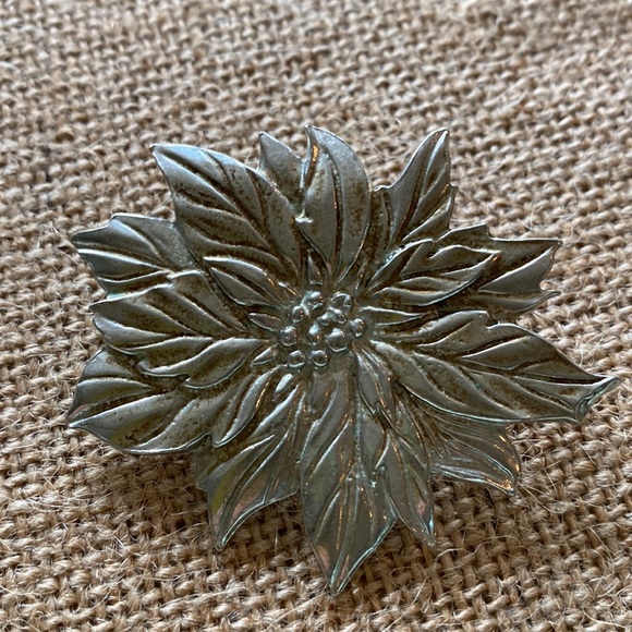 Vintage pewter poinsettia brooch pin - Picture 1 of 3